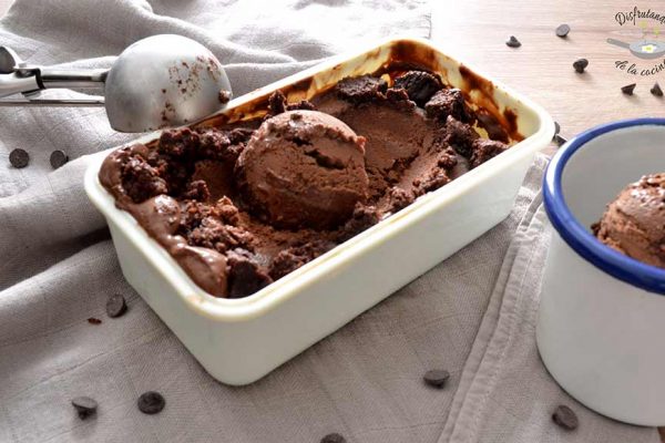 Cómo hacer helado de chocolate y brownie casero