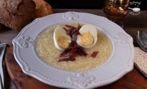 Sopa de pollo con cecina y huevo (Receta fácil)