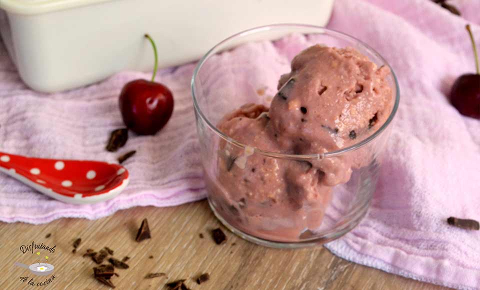 Receta de helado de cerezas y chocolate casero