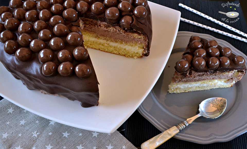 Receta de pastel con forma de corazón relleno de nata y trufa y cubierto de chocolate