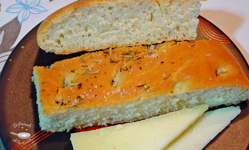 Receta de focaccia de queso semicurado, tomillo y romero