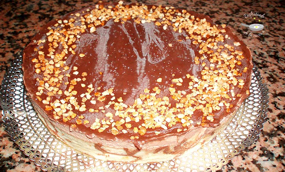 Receta de pastel decorado de arabescos de mousse de nutella con natillas