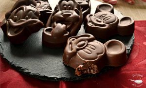 Turrón de chocolate crujiente con forma de figuritas