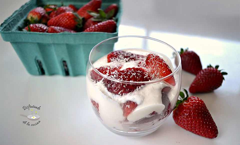 Receta de copa de fresas con yogur de fresas