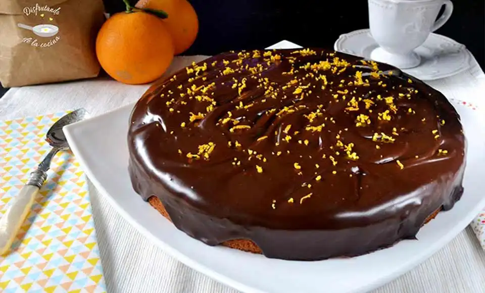 Receta de bizcocho de naranja con cobertura de chocolate