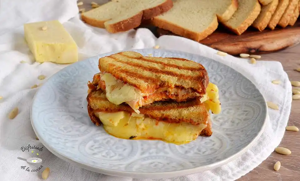 Receta sándwich de pesto rojo y queso