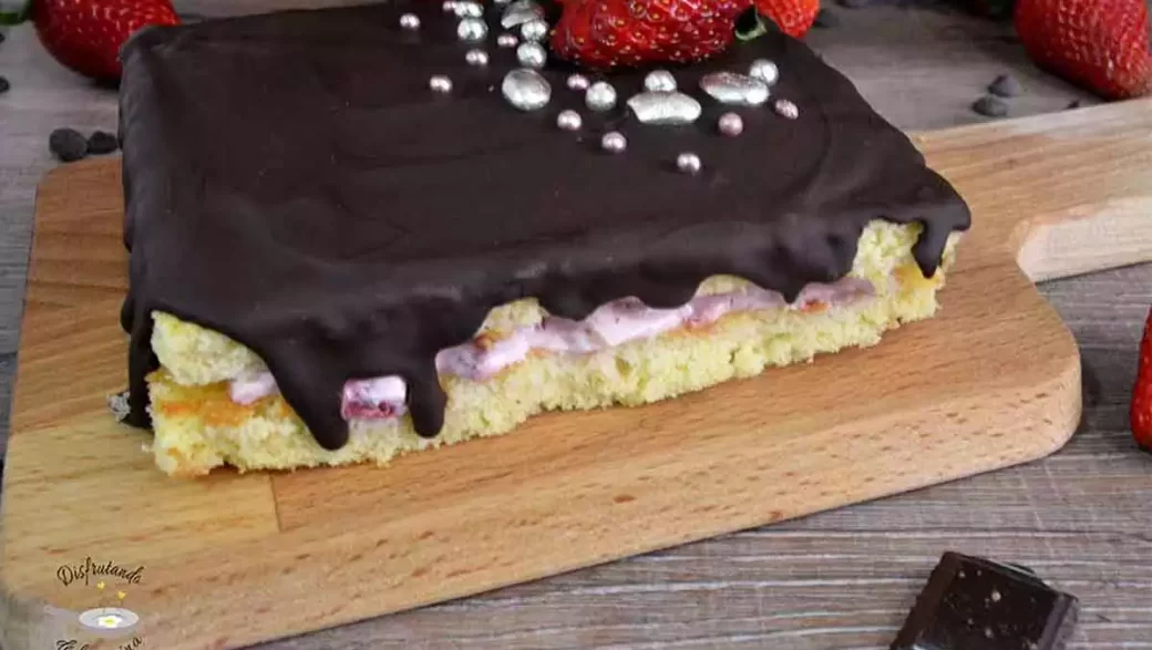 Receta del mini pastel de fresas y petit suisse con cobertura de chocolate