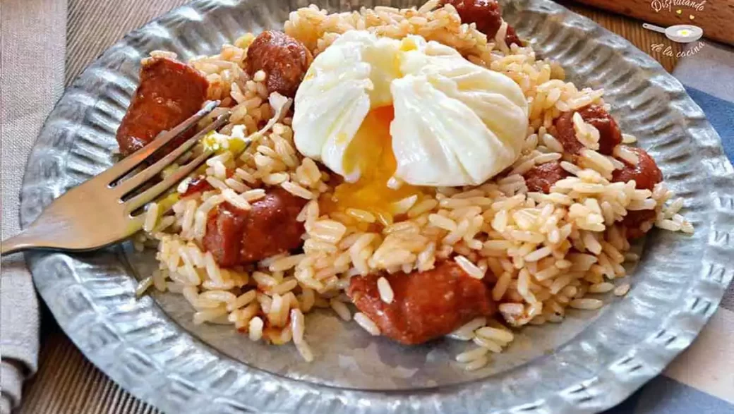 Receta de salteado de arroz con chistorra y huevo poché