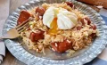 Salteado de arroz con chistorra y huevo poché