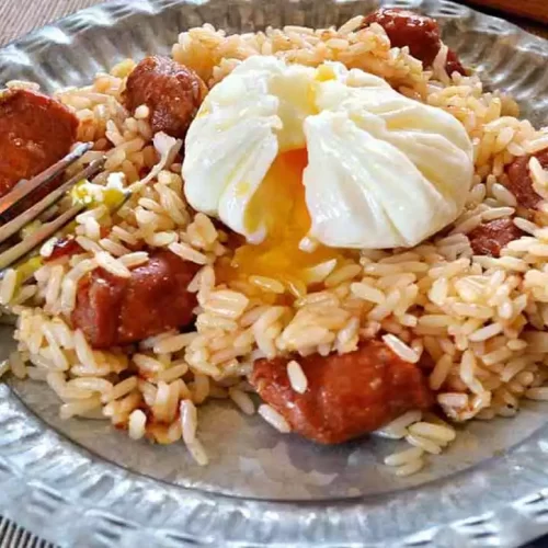 Receta de salteado de arroz con chistorra y huevo poché