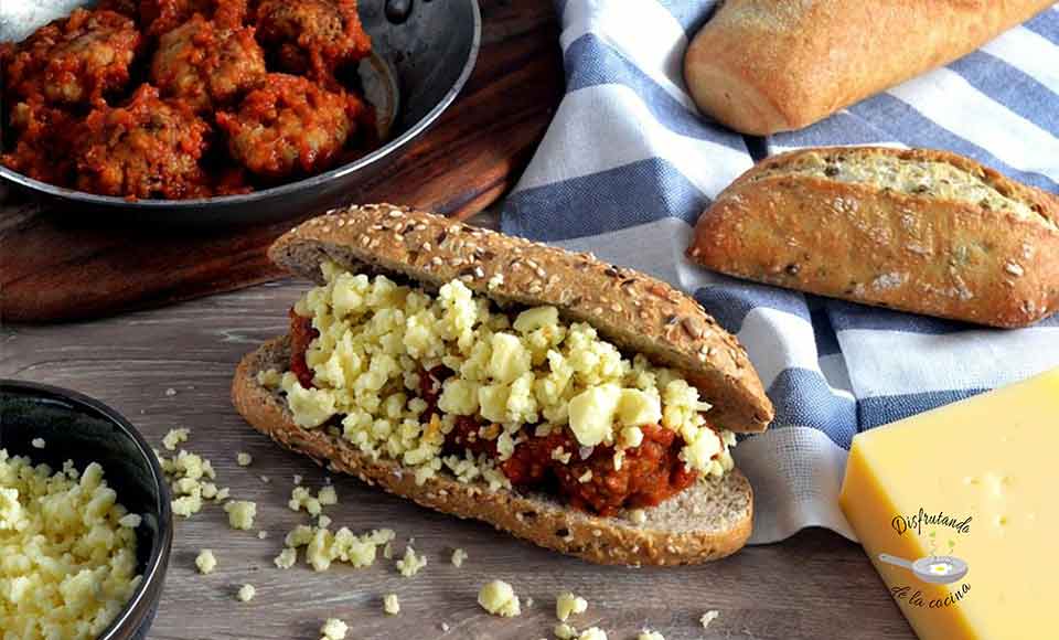 Bocadillo de albóndigas con tomate y queso